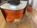 Retro oranje bar met 2 barkrukken, Huis en Inrichting, Barren, Ophalen, Gebruikt, Inclusief barstoelen