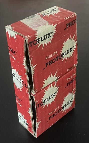 Doosje met 4 Philips PF14N flitslampen voor analoge fotograf beschikbaar voor biedingen