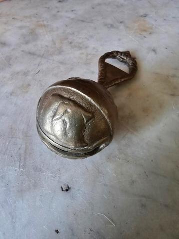 Oude messing bel met opener beschikbaar voor biedingen