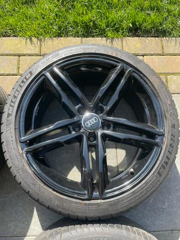 225/40/R18 zwarte aluminium velgen op Michelin zomerbanden