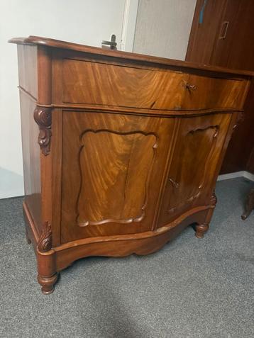 Biedermeier dressoir kast beschikbaar voor biedingen