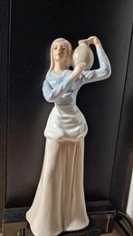 Spaanse Porseleinen Figuur - Vrouw met Kruik, Ophalen of Verzenden