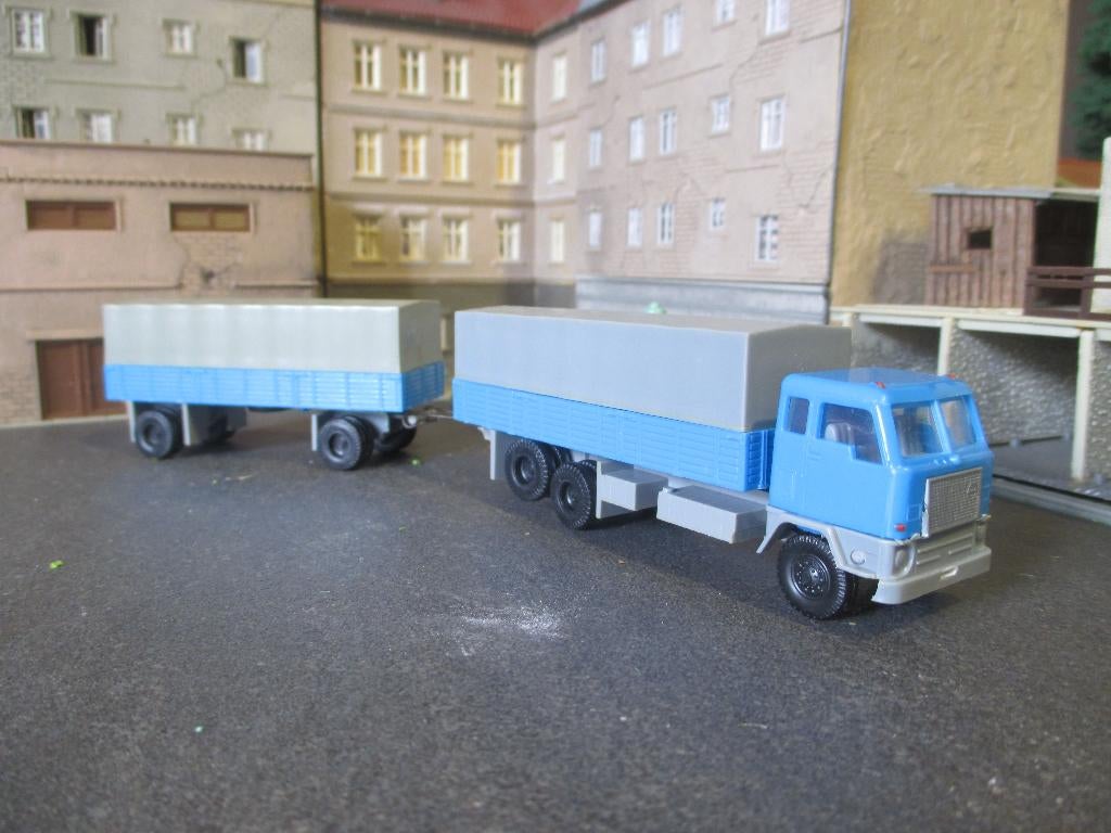 Volvo F88 bakwagen met huif en aanhanger - VEB Plasticart, Ophalen of Verzenden, Nieuw, Bus of Vrachtwagen, Overige merken