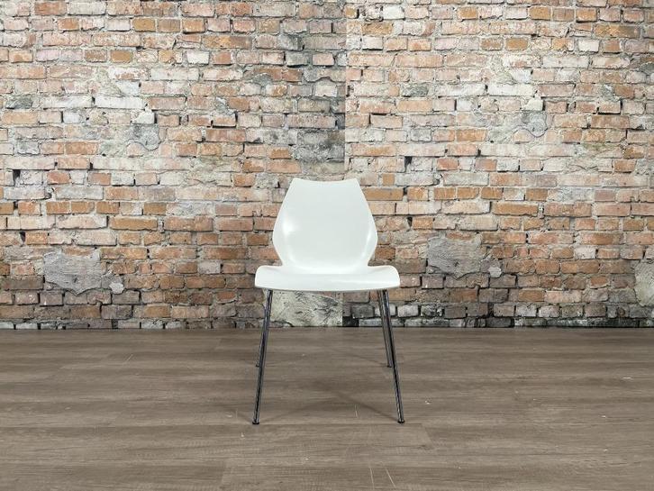 Kartell Maui wit bij TheReSales, Huis en Inrichting, Stoelen, Zo goed als nieuw, Vijf, Zes of meer stoelen, Kunststof, Metaal