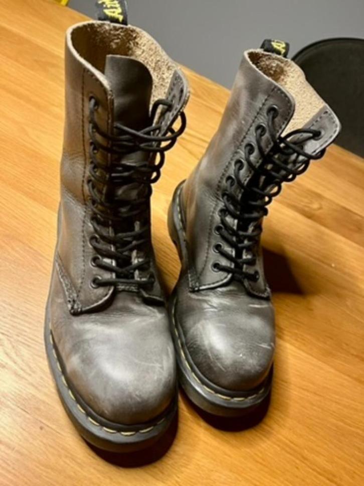 Grijze Dr. Martens UK 6 maat 39 (40) steel cap 10 gaats, Kleding | Dames, Schoenen, Gedragen, Lage of Enkellaarzen, Grijs, Ophalen of Verzenden