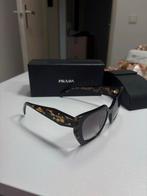 Prada Butterfly Zonnebril PR15WS zo goed als nieuw, Sieraden, Tassen en Uiterlijk, Zonnebrillen en Brillen | Dames, Zonnebril