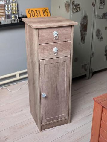 Smal MDF kastje met Lades en Deur beschikbaar voor biedingen