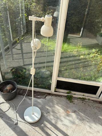 Vintage vloerlamp. uit de jaren 70 en 80 beschikbaar voor biedingen
