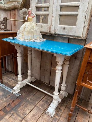 Leuk brocante bistrotafel cafetafel tafel blauw wit beschikbaar voor biedingen
