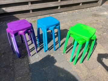 9 kleurige krukjes 45 cm hoog beschikbaar voor biedingen
