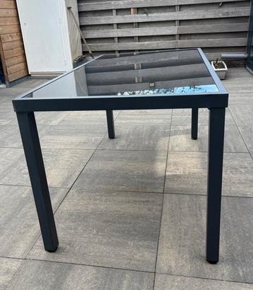 (Tuin) tafel met glas (145x80x75 cm) beschikbaar voor biedingen