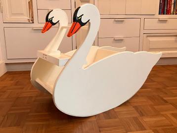 Schommelzwaan handmade vol hout hobbelzwaan beschikbaar voor biedingen