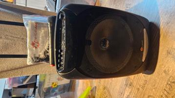 Mooie party speaker met draadloze microfoons. beschikbaar voor biedingen