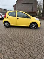 Te koop mooie zuinige gele Peugeot 107 5 deurs rijd goed, Overige kleuren, 700 kg, 4 stoelen, 68 pk