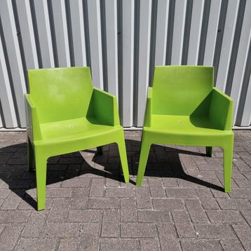 2 groene tuinstoelen kunstof beschikbaar voor biedingen