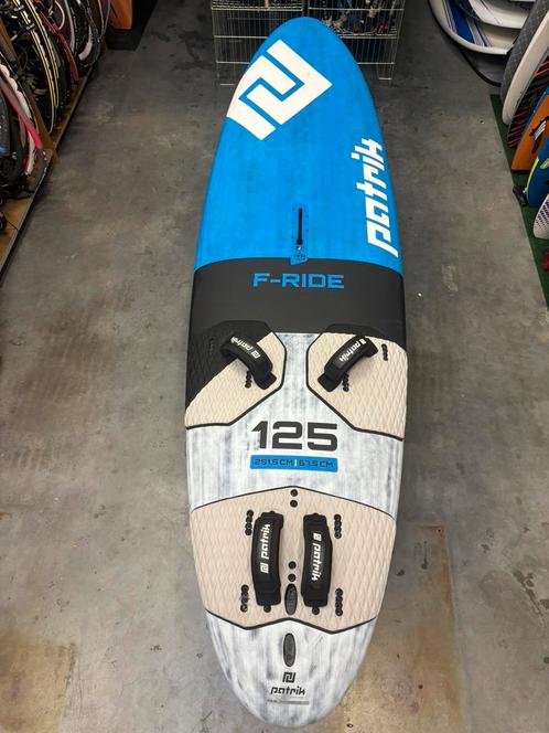 Patrik F-Ride 125 2022 / Easy Freerider in nette staat!, Watersport en Boten, Windsurfen, Gebruikt, Plank, 250 tot 300 cm, Met vin(nen)