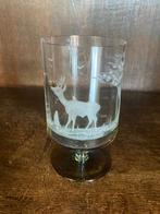 Glas/vaasje op voet met met hert, Antiek en Kunst, Antiek | Glas en Kristal, Ophalen of Verzenden