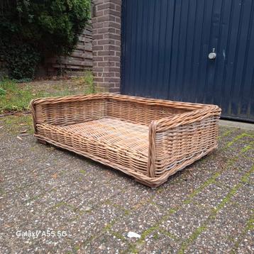 rieten hondenmand zonder kussen beschikbaar voor biedingen