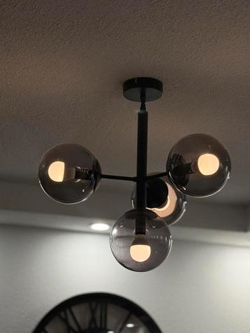 Twee plafondlampen beschikbaar voor biedingen