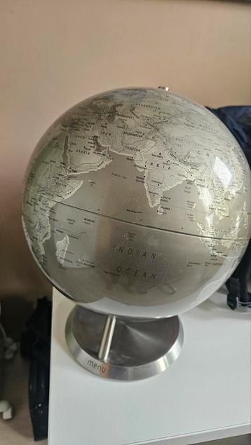 Wereldbol in grijstinten - Menu Design beschikbaar voor biedingen