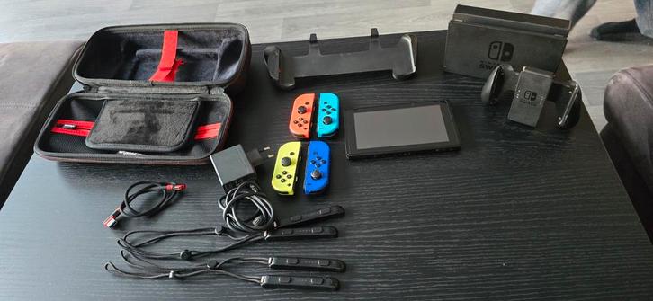 Nintendo Switch 1e editie (classic) + accessoires, Spelcomputers en Games, Spelcomputers | Nintendo NES, Zo goed als nieuw, Met 2 controllers