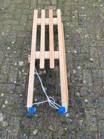 Houten slee met touw beschikbaar voor biedingen