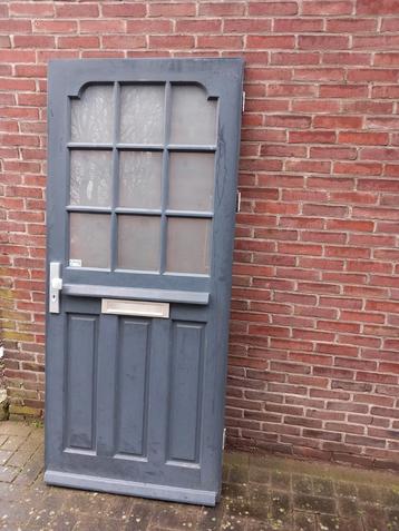 Hardhouten voordeur/// met driepuntsluiting  beschikbaar voor biedingen