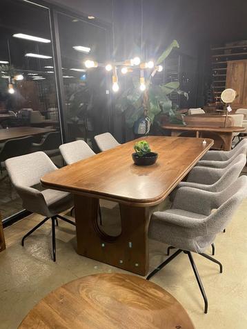 NIEUW EETTAFEL MANGO RECHT HALD ROND ROND CHEFMEUBEL SALE ! beschikbaar voor biedingen