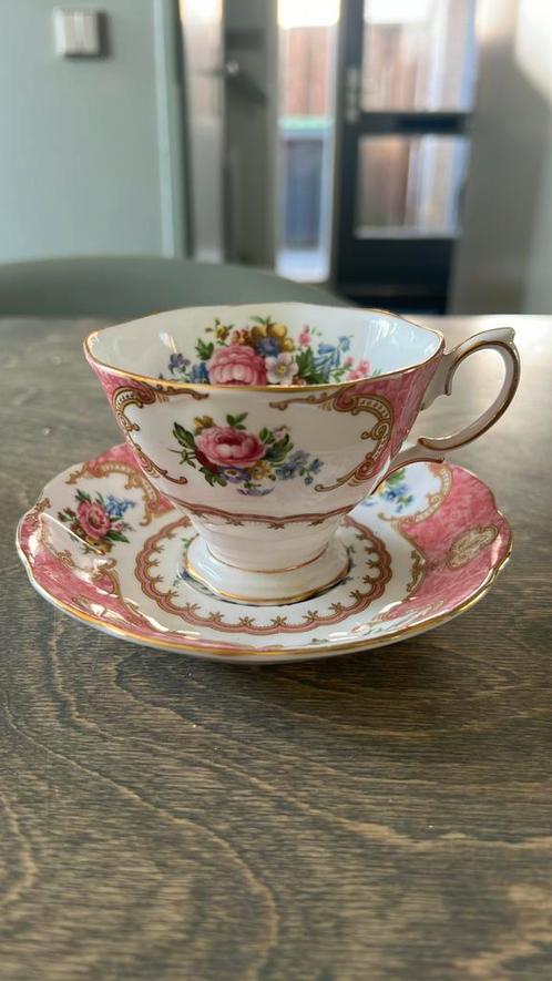 Porseleinen kop en schotel Royal Albert Lady Carlyle, Verzamelen, Porselein, Kristal en Bestek, Zo goed als nieuw, Kop en/of schotel