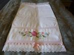 Lüks Feruze handdoek met borduurwerk en kant en satijn 90x50, Ophalen of Verzenden, Nieuw, Wit, Handdoek