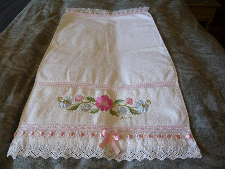 Lüks Feruze handdoek met borduurwerk en kant en satijn 90x50, Huis en Inrichting, Badkamer | Badtextiel en Accessoires, Nieuw