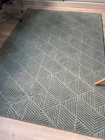 Groen vloerkleed met patroon beschikbaar voor biedingen