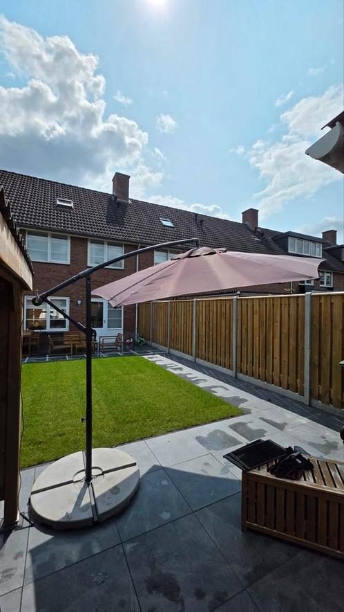 Parasol met beton parasolvoeten en Parasolhoezen, Tuin en Terras, Parasols, Zo goed als nieuw, Zweefparasol, Ophalen of Verzenden