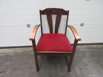 brede leunstoel met houtsnijwerk / dieprode bekleding beschikbaar voor biedingen