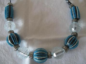 Mooie grote ketting met bijzondere kralen blauw zwart wit beschikbaar voor biedingen