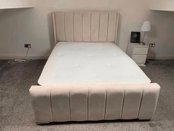 Luxe bedden in diverse maten en stijlvolle kleuren beschikbaar voor biedingen