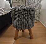 Leuk houten krukje met gehaakte poef, Huis en Inrichting, Banken | Voetenbanken en Poefen, Ophalen, Minder dan 50 cm, Rond, Minder dan 50 cm