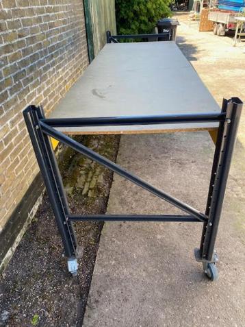 grote mobiele hoge werkbank/ tafel beschikbaar voor biedingen