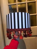 Lampenkap zwart wit gestreept met rode/oranje franje kwastje, Huis en Inrichting, Lampen | Lampenkappen, Rond, Ophalen of Verzenden