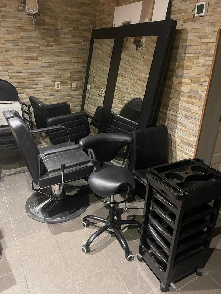 Complete kapper interieur zwarte kappers wasunit met stoel, Diensten en Vakmensen, Kappers en Thuiskappers, Bruidskapsels, Dreadlocks of Vlechten