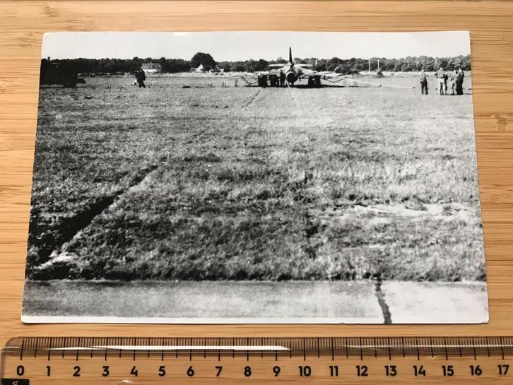 Hawker Hunter Vliegtuig Crash Weiland Foto KLU Luchtmacht, Verzamelen, Luchtvaart en Vliegtuigspotten, Zo goed als nieuw, Kaart, Foto of Prent