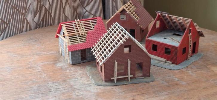 HO 4 X HUISJES in AANBOUW, Hobby en Vrije tijd, Modeltreinen | H0, Gebruikt, Brug, Tunnel of Gebouw, Gelijkstroom of Wisselstroom