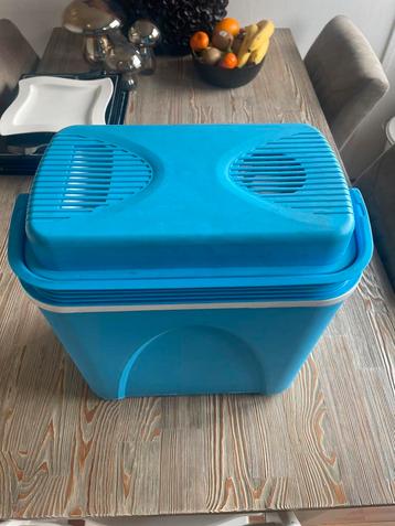 Koelbox blauw met auto aansluiting beschikbaar voor biedingen