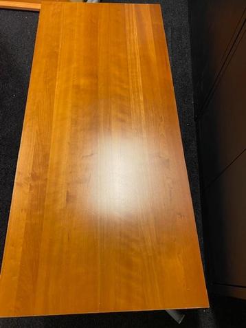 Mooie zware houten eettafel aangeboden beschikbaar voor biedingen