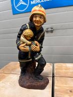 Zwaar beeldje van een brandweerman met kind, Ophalen