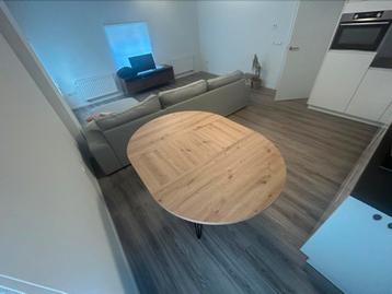 Eetkamer tafel uittrekbaar  hout met metalen onderstel beschikbaar voor biedingen
