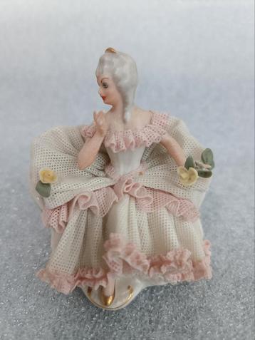 8 Dresden Lace Porseleinen Beeldjes beschikbaar voor biedingen