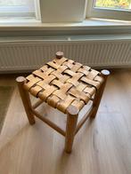 Massief houten kruk met gevlochten leren band, Huis en Inrichting, Krukjes, Ophalen, Zo goed als nieuw, Hout
