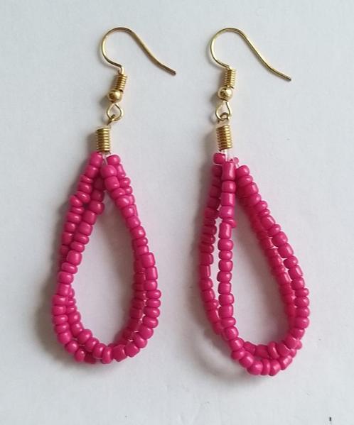 Fuchsia roze druppel glaskraaltjes hang oorbellen, Sieraden, Tassen en Uiterlijk, Oorbellen, Gebruikt, Hangers, Overige materialen
