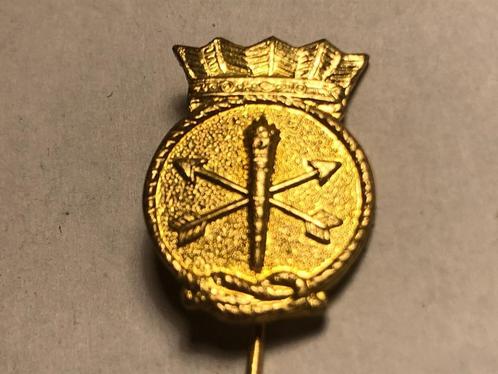 Metalen MILITARIA 2 Gekruisde Pijlen Speld (Goudkleur)., Verzamelen, Speldjes, Pins en Buttons, Zo goed als nieuw, Speldje of Pin